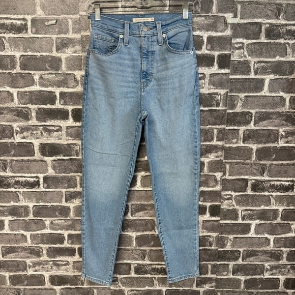 Levi’s high waisted mom jeans light wash - Picture 1 of 9